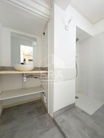 A LOUER 84240 LA TOUR D'AIGUES CENTRE VILLE APPARTEMENT TYPE 2 PIÈCES D'ENVIRON 40M² AVEC COUR