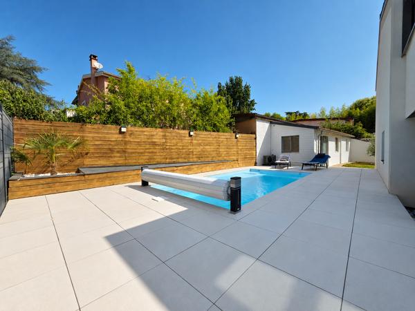 Maison
         7 pièces
        - 156 m² Exclusivité 799 000 € *