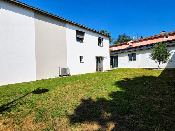 Maison
         7 pièces
        - 156 m² Exclusivité 799 000 € *