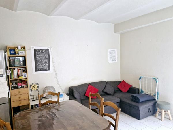 Châteauneuf-du-Pape (84230) T3 en rez-de-chaussée avec cour intérieure