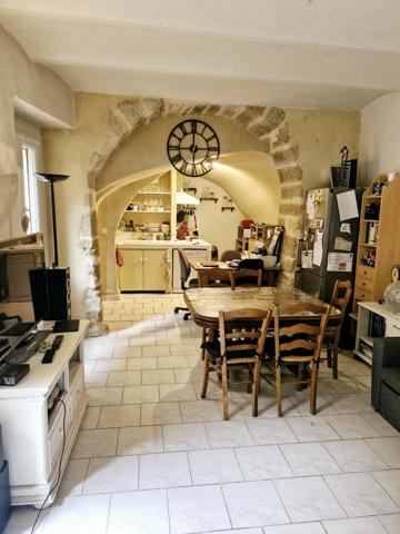 Châteauneuf-du-Pape (84230) T3 en rez-de-chaussée avec cour intérieure