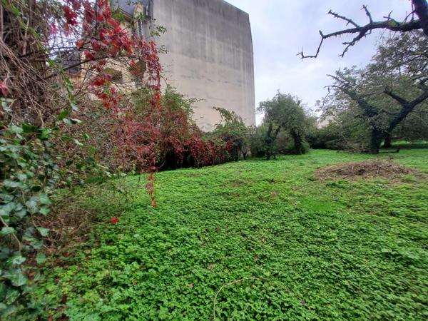 Local commercial + terrain constructible + habitation à Evreux