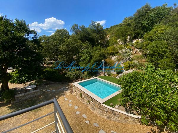 Sur la commune de St Hippolyte du Fort, mas en pierres avec habitation principale, 3 gites et piscines sur 1,1 Au cœur de la région Cigaloise, ce charmant mas en pierres offre un cadre de vie authentique sur un terrain d'environ un hectare, entièrement entretenu et arboré.