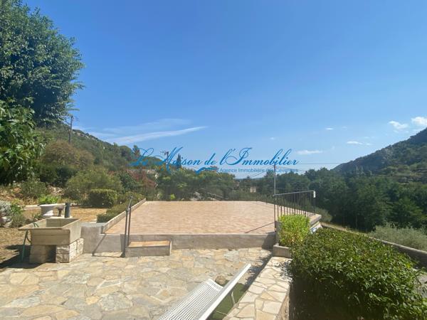 Sur la commune de St Hippolyte du Fort, mas en pierres avec habitation principale, 3 gites et piscines sur 1,1 Au cœur de la région Cigaloise, ce charmant mas en pierres offre un cadre de vie authentique sur un terrain d'environ un hectare, entièrement entretenu et arboré.
