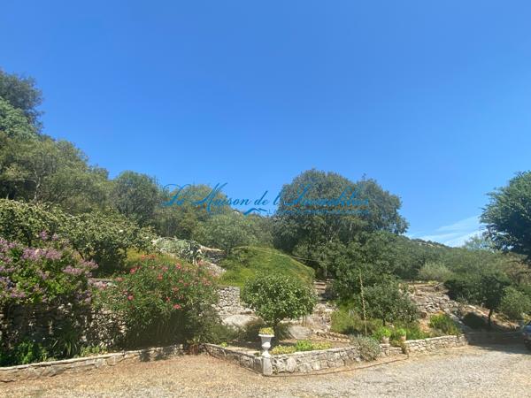 Sur la commune de St Hippolyte du Fort, mas en pierres avec habitation principale, 3 gites et piscines sur 1,1 Au cœur de la région Cigaloise, ce charmant mas en pierres offre un cadre de vie authentique sur un terrain d'environ un hectare, entièrement entretenu et arboré.