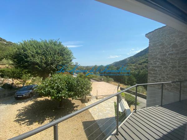 Sur la commune de St Hippolyte du Fort, mas en pierres avec habitation principale, 3 gites et piscines sur 1,1 Au cœur de la région Cigaloise, ce charmant mas en pierres offre un cadre de vie authentique sur un terrain d'environ un hectare, entièrement entretenu et arboré.