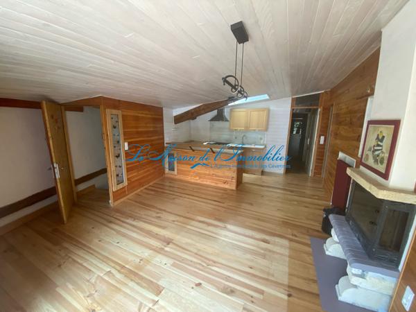 Sur la commune de St Hippolyte du Fort, mas en pierres avec habitation principale, 3 gites et piscines sur 1,1 Au cœur de la région Cigaloise, ce charmant mas en pierres offre un cadre de vie authentique sur un terrain d'environ un hectare, entièrement entretenu et arboré.
