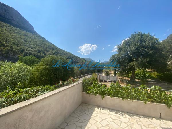 Sur la commune de St Hippolyte du Fort, mas en pierres avec habitation principale, 3 gites et piscines sur 1,1 Au cœur de la région Cigaloise, ce charmant mas en pierres offre un cadre de vie authentique sur un terrain d'environ un hectare, entièrement entretenu et arboré.
