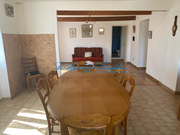 Sur la commune de St Hippolyte du Fort, mas en pierres avec habitation principale, 3 gites et piscines sur 1,1 Au cœur de la région Cigaloise, ce charmant mas en pierres offre un cadre de vie authentique sur un terrain d'environ un hectare, entièrement entretenu et arboré.