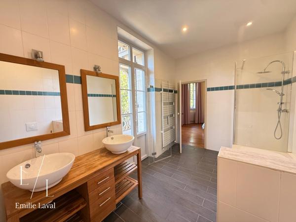 Maison atypique de 9 chambres et 6 salles de bain à Pineuilh 33