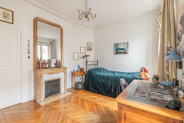 Drouot / Le Peletier - Appartement familial haussmannien - 3 chambres - Ascenseur et balcon