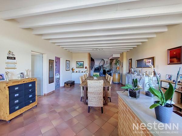 À vendre Maison de village en pierre de 216 m² avec deux appartements, cour, et garages