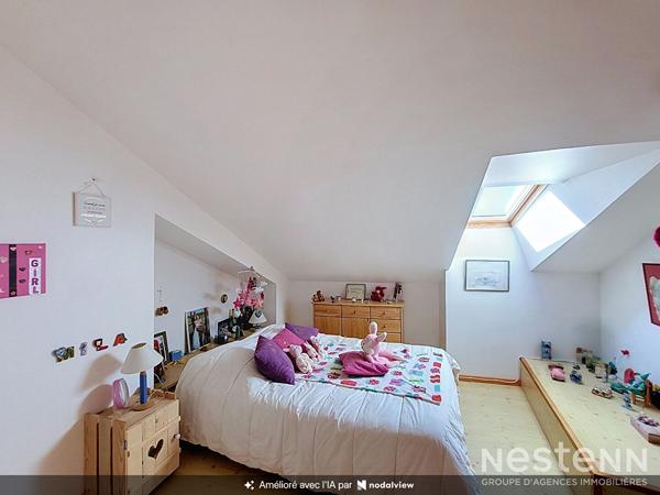 À vendre Maison de village en pierre de 216 m² avec deux appartements, cour, et garages