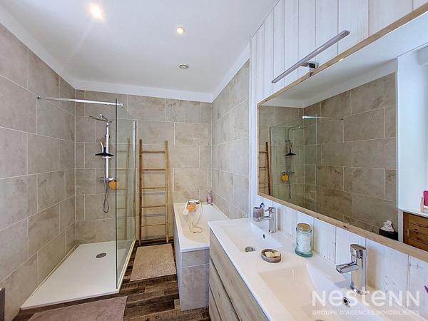 À vendre Maison de village en pierre de 216 m² avec deux appartements, cour, et garages