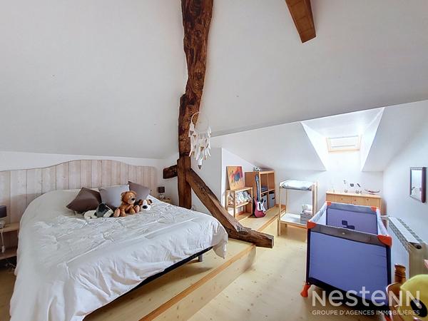 À vendre Maison de village en pierre de 216 m² avec deux appartements, cour, et garages