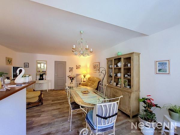 À vendre Maison de village en pierre de 216 m² avec deux appartements, cour, et garages