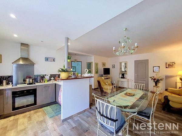 À vendre Maison de village en pierre de 216 m² avec deux appartements, cour, et garages