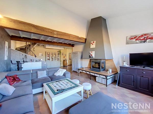 À vendre Maison de village en pierre de 216 m² avec deux appartements, cour, et garages