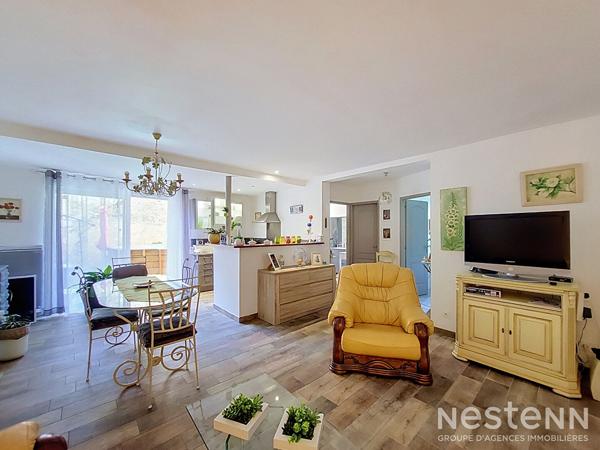 À vendre Maison de village en pierre de 216 m² avec deux appartements, cour, et garages