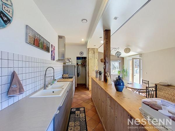 À vendre Maison de village en pierre de 216 m² avec deux appartements, cour, et garages
