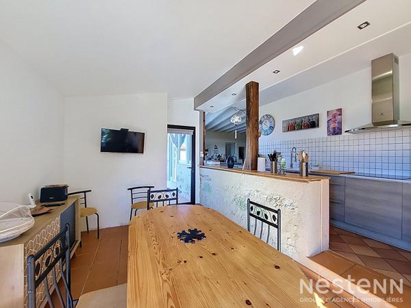À vendre Maison de village en pierre de 216 m² avec deux appartements, cour, et garages