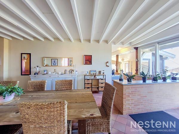 À vendre Maison de village en pierre de 216 m² avec deux appartements, cour, et garages