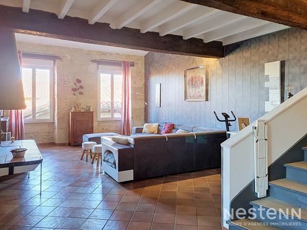 À vendre Maison de village en pierre de 216 m² avec deux appartements, cour, et garages