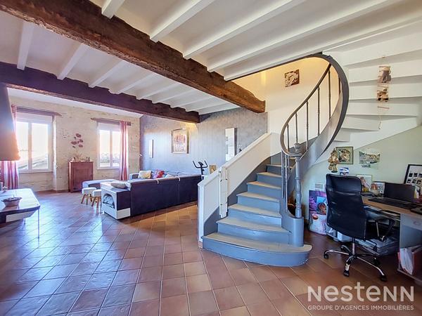 À vendre Maison de village en pierre de 216 m² avec deux appartements, cour, et garages