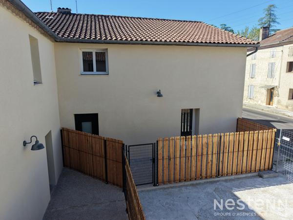 À louer à Condom, appartement de 117 m² entièrement rénové, réparti sur deux niveaux et bénéficiant de plusieurs espaces extérieur