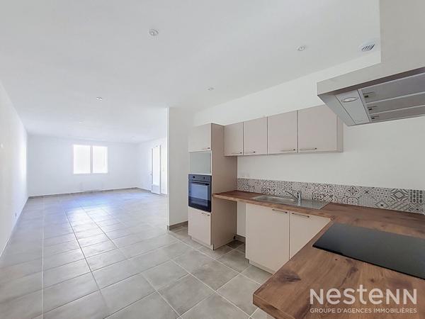 À louer à Condom, appartement de 117 m² entièrement rénové, réparti sur deux niveaux et bénéficiant de plusieurs espaces extérieur