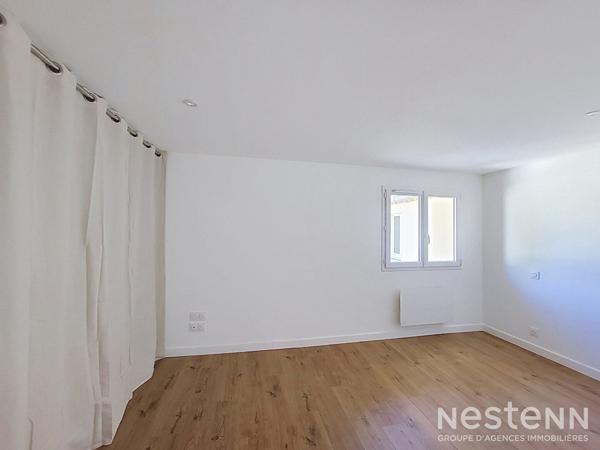 À louer à Condom, appartement de 117 m² entièrement rénové, réparti sur deux niveaux et bénéficiant de plusieurs espaces extérieur