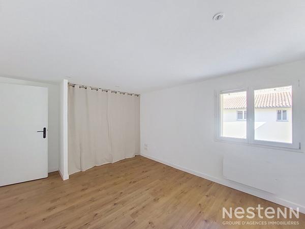 À louer à Condom, appartement de 117 m² entièrement rénové, réparti sur deux niveaux et bénéficiant de plusieurs espaces extérieur