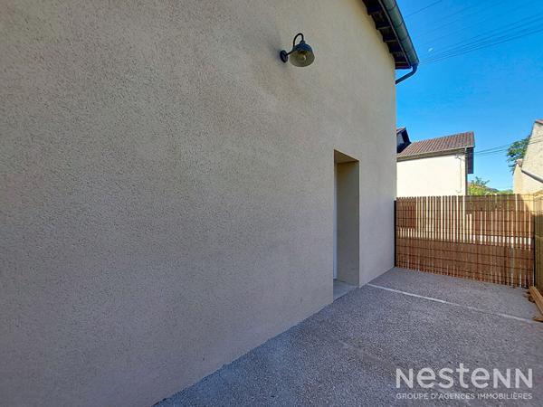 À louer à Condom, appartement de 117 m² entièrement rénové, réparti sur deux niveaux et bénéficiant de plusieurs espaces extérieur