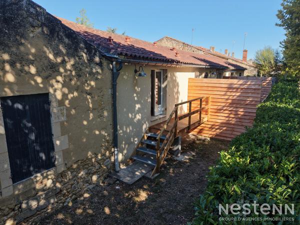 À louer à Condom, appartement de 117 m² entièrement rénové, réparti sur deux niveaux et bénéficiant de plusieurs espaces extérieur