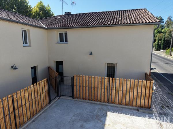 À louer à Condom, appartement de 117 m² entièrement rénové, réparti sur deux niveaux et bénéficiant de plusieurs espaces extérieur