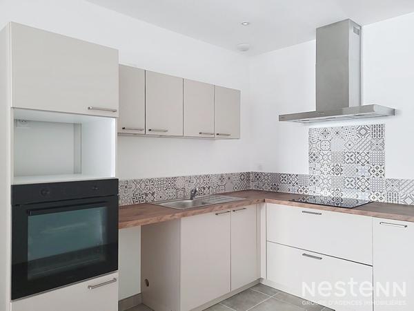 À louer à Condom, appartement de 117 m² entièrement rénové, réparti sur deux niveaux et bénéficiant de plusieurs espaces extérieur