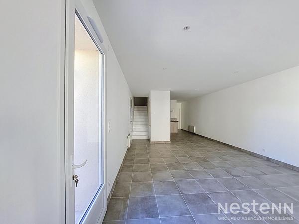 À louer à Condom, appartement de 117 m² entièrement rénové, réparti sur deux niveaux et bénéficiant de plusieurs espaces extérieur