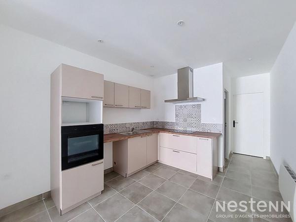 À louer à Condom, appartement de 117 m² entièrement rénové, réparti sur deux niveaux et bénéficiant de plusieurs espaces extérieur