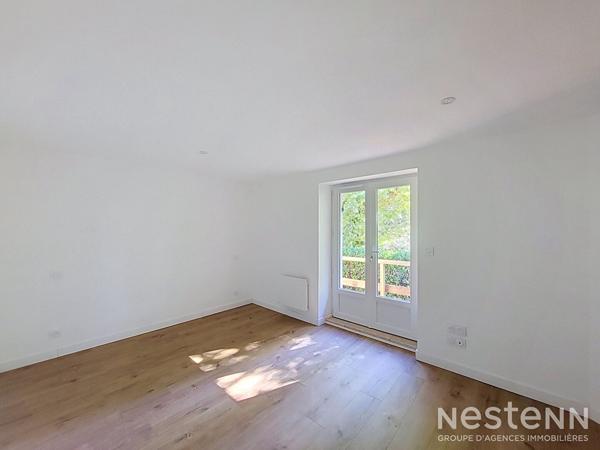 À louer à Condom, appartement de 117 m² entièrement rénové, réparti sur deux niveaux et bénéficiant de plusieurs espaces extérieur