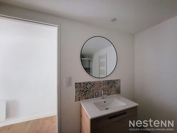 À louer à Condom, appartement de 117 m² entièrement rénové, réparti sur deux niveaux et bénéficiant de plusieurs espaces extérieur