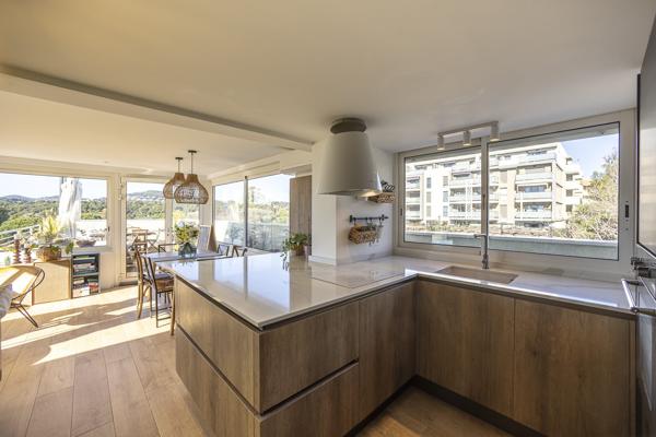 Dernier Étage Vue Mer Panoramique – Duplex d’Exception à Saint-Jean