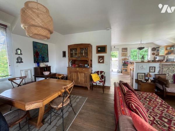 Sur 750m² de jardin, maison confortable et atypique