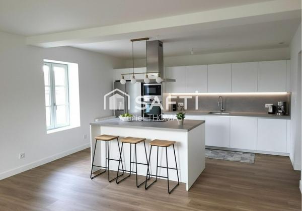 SPACIEUX... AVEC 3 CHAMBRES - GARAGE - COUR