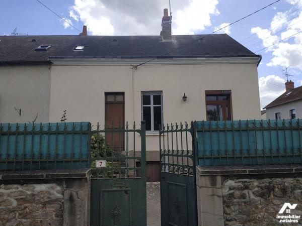 Maison élevée sur cave , composée de cuisine, séjour, WC, salle d'eau. A l'étage: 2 chambres, W...