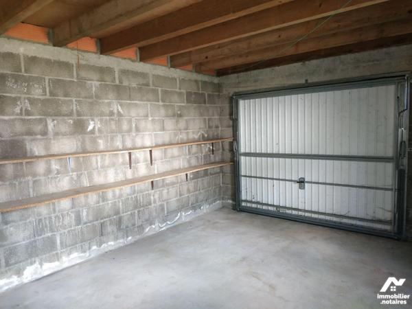 Maison élevée sur cave , composée de cuisine, séjour, WC, salle d'eau. A l'étage: 2 chambres, W...