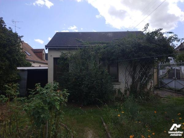 Maison élevée sur cave , composée de cuisine, séjour, WC, salle d'eau. A l'étage: 2 chambres, W...