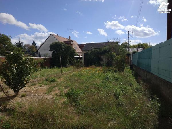 Maison élevée sur cave , composée de cuisine, séjour, WC, salle d'eau. A l'étage: 2 chambres, W...