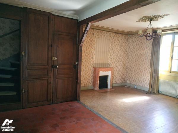 Maison élevée sur cave , composée de cuisine, séjour, WC, salle d'eau. A l'étage: 2 chambres, W...