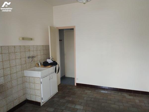 Maison élevée sur cave , composée de cuisine, séjour, WC, salle d'eau. A l'étage: 2 chambres, W...