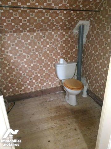 Maison élevée sur cave , composée de cuisine, séjour, WC, salle d'eau. A l'étage: 2 chambres, W...